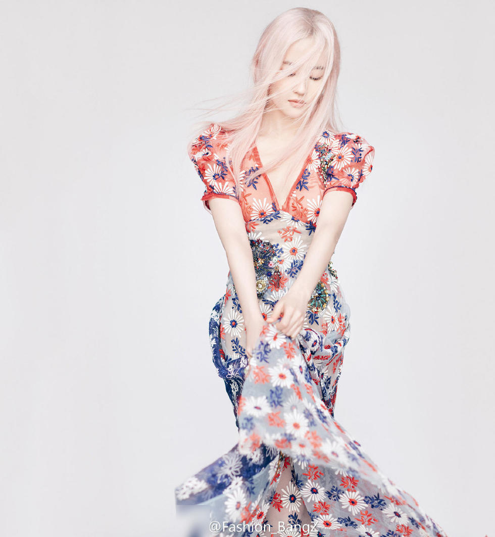 刘亦菲登杂志封面 首度尝试二次元粉发形象