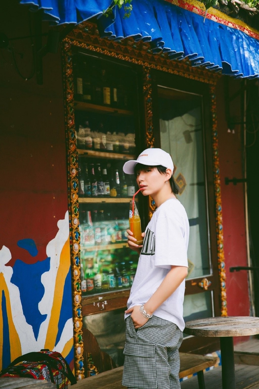 李斯丹妮白色t恤搭配灰色短裤舒适帅气街拍写真大片