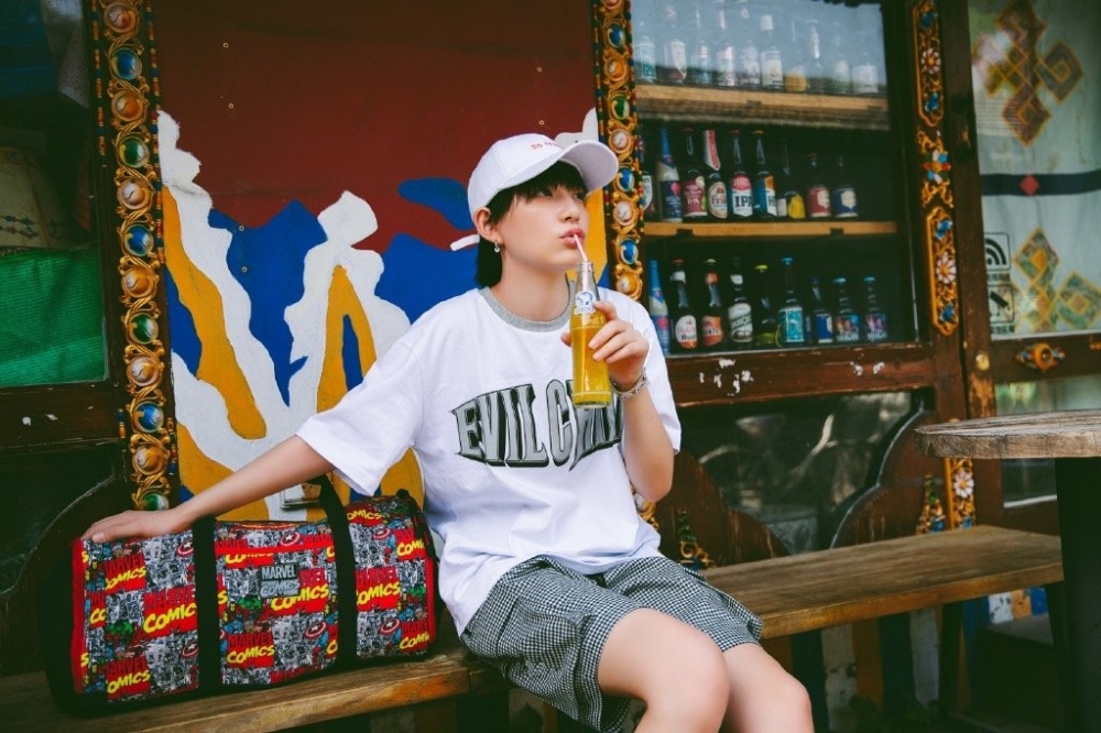 李斯丹妮白色t恤搭配灰色短裤舒适帅气街拍写真大片