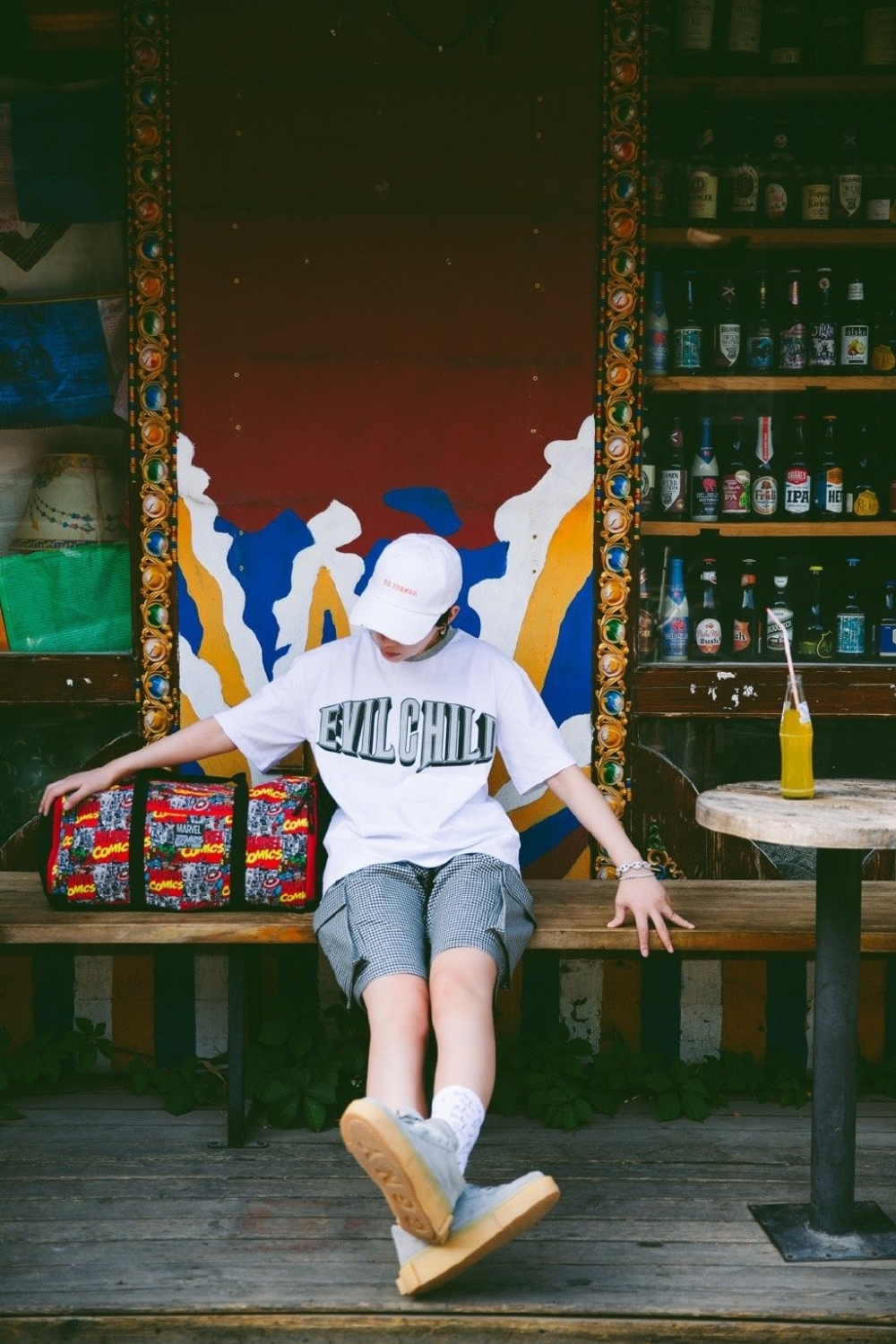 李斯丹妮白色t恤搭配灰色短裤舒适帅气街拍写真大片