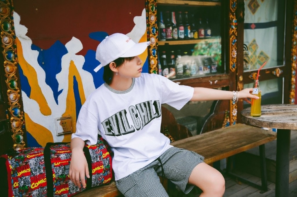 李斯丹妮白色t恤搭配灰色短裤舒适帅气街拍写真大片