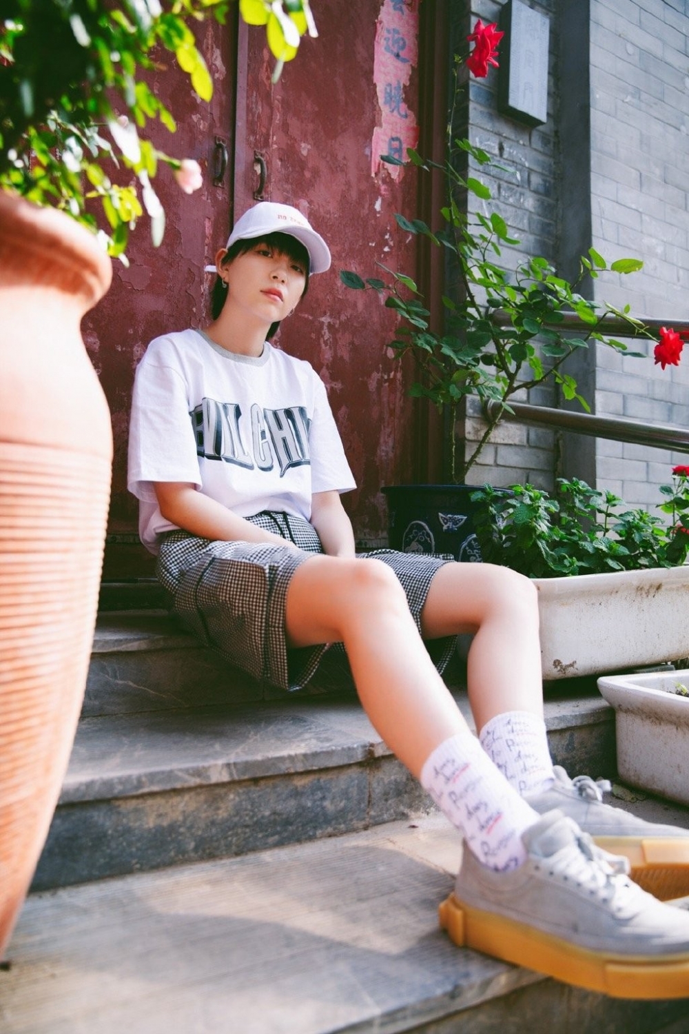 李斯丹妮白色t恤搭配灰色短裤舒适帅气街拍写真大片