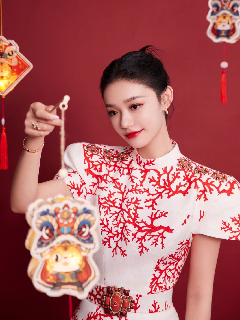 林允剪纸旗袍尽显端庄优雅写真