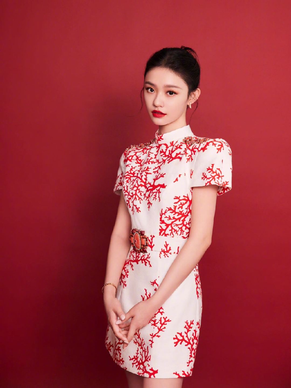 林允剪纸旗袍尽显端庄优雅写真