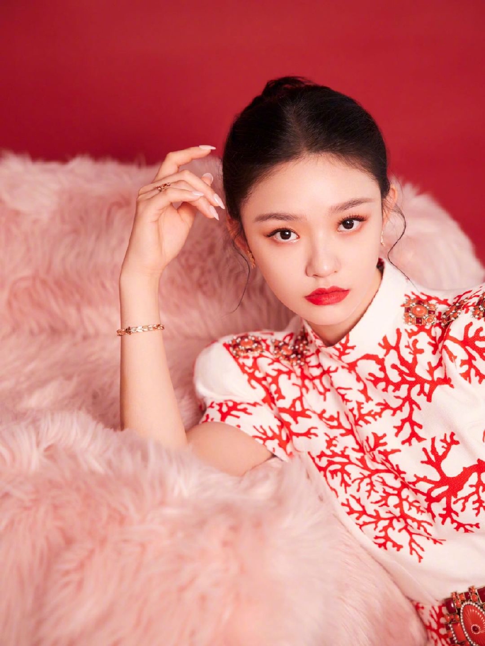 林允剪纸旗袍尽显端庄优雅写真