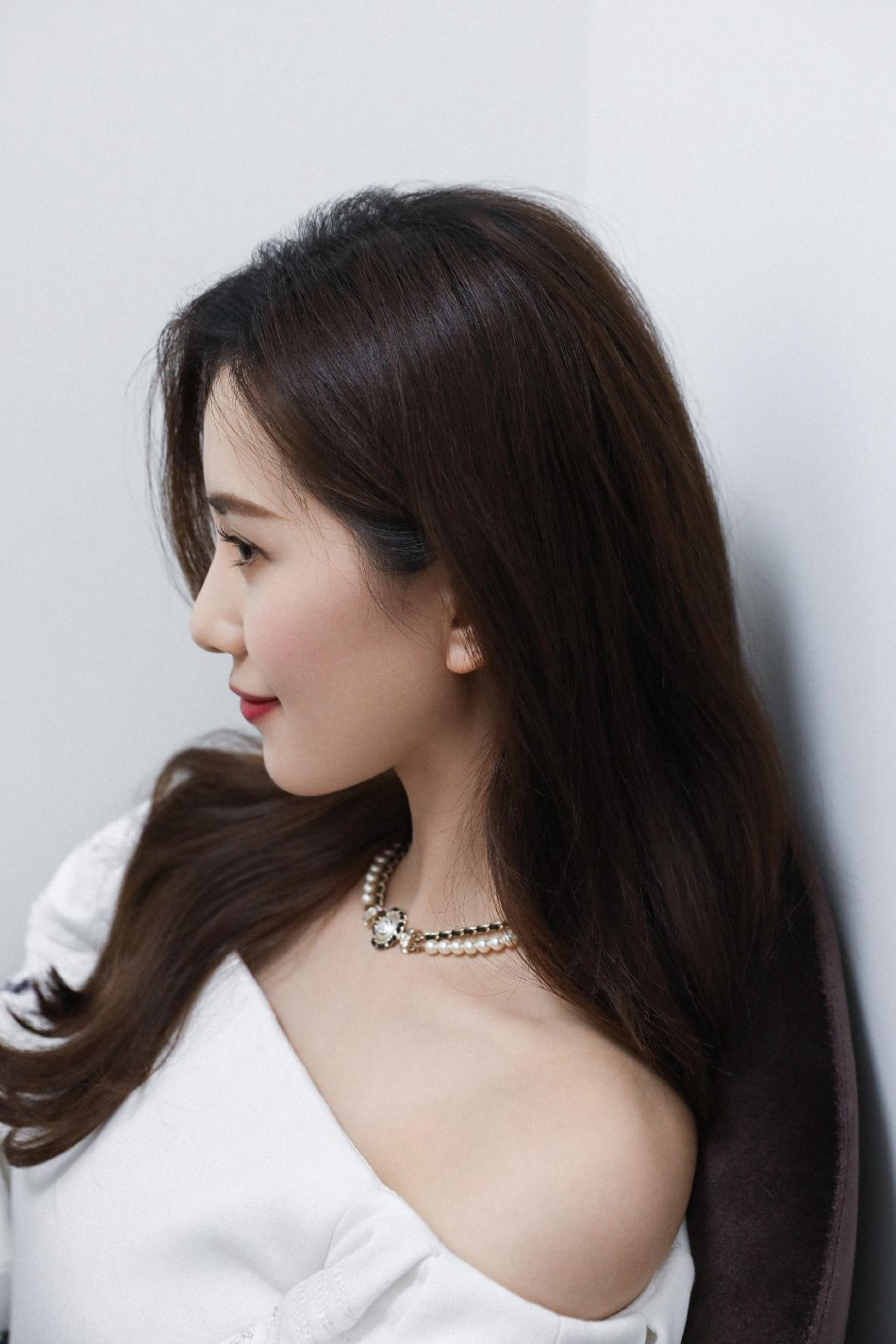 刘诗诗手持玫瑰花上演侧颜杀写真