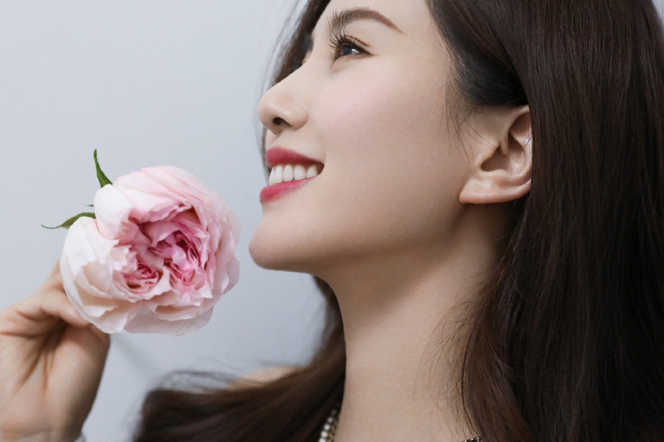 刘诗诗手持玫瑰花上演侧颜杀写真