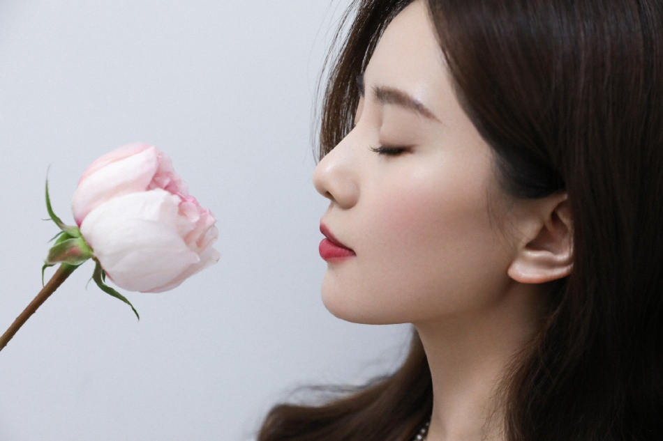 刘诗诗手持玫瑰花上演侧颜杀写真