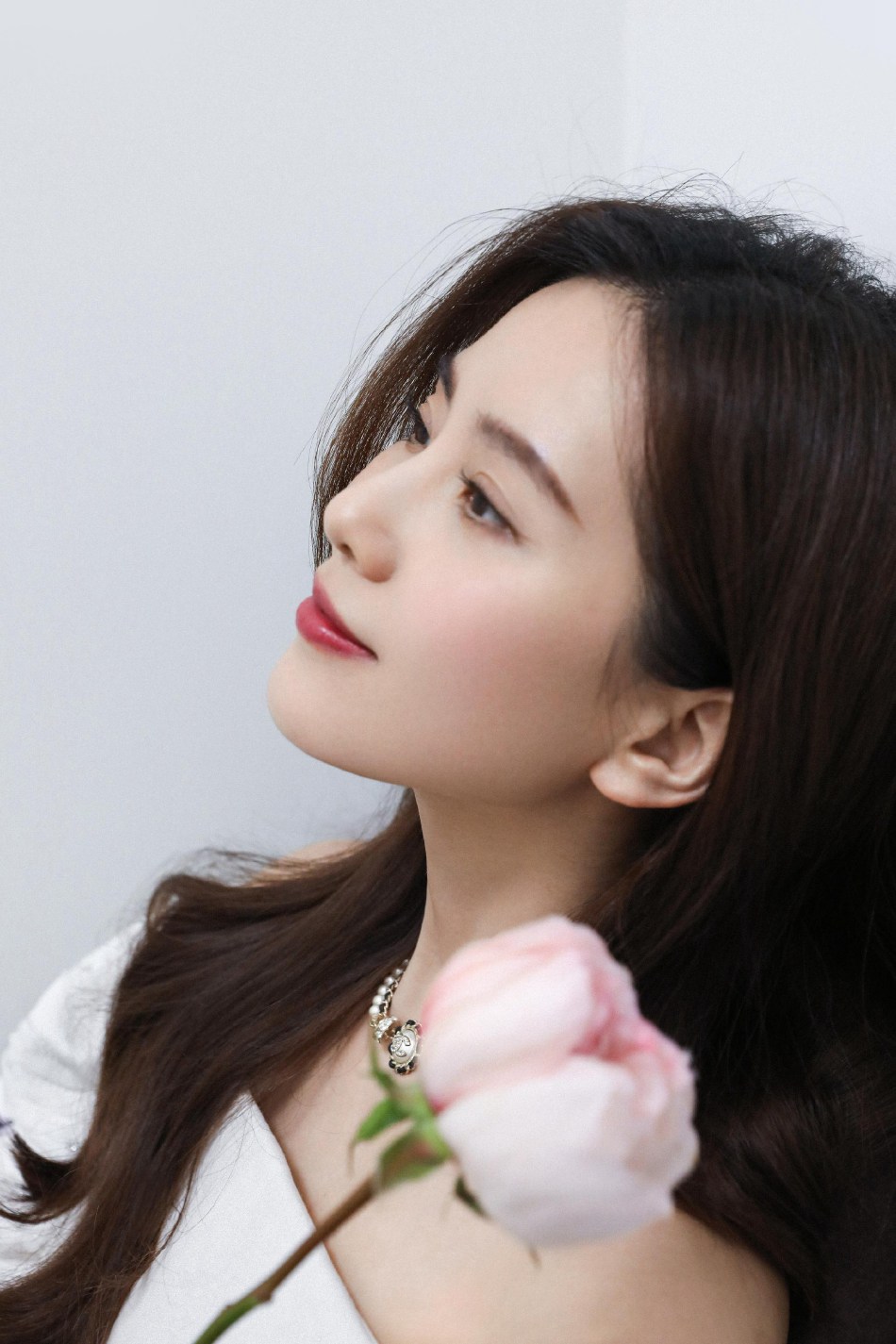 刘诗诗手持玫瑰花上演侧颜杀写真