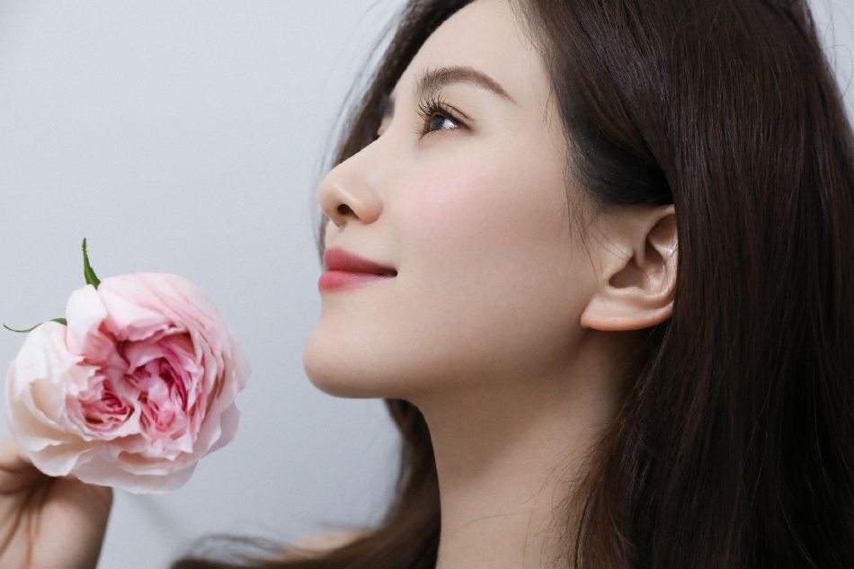 刘诗诗手持玫瑰花上演侧颜杀写真