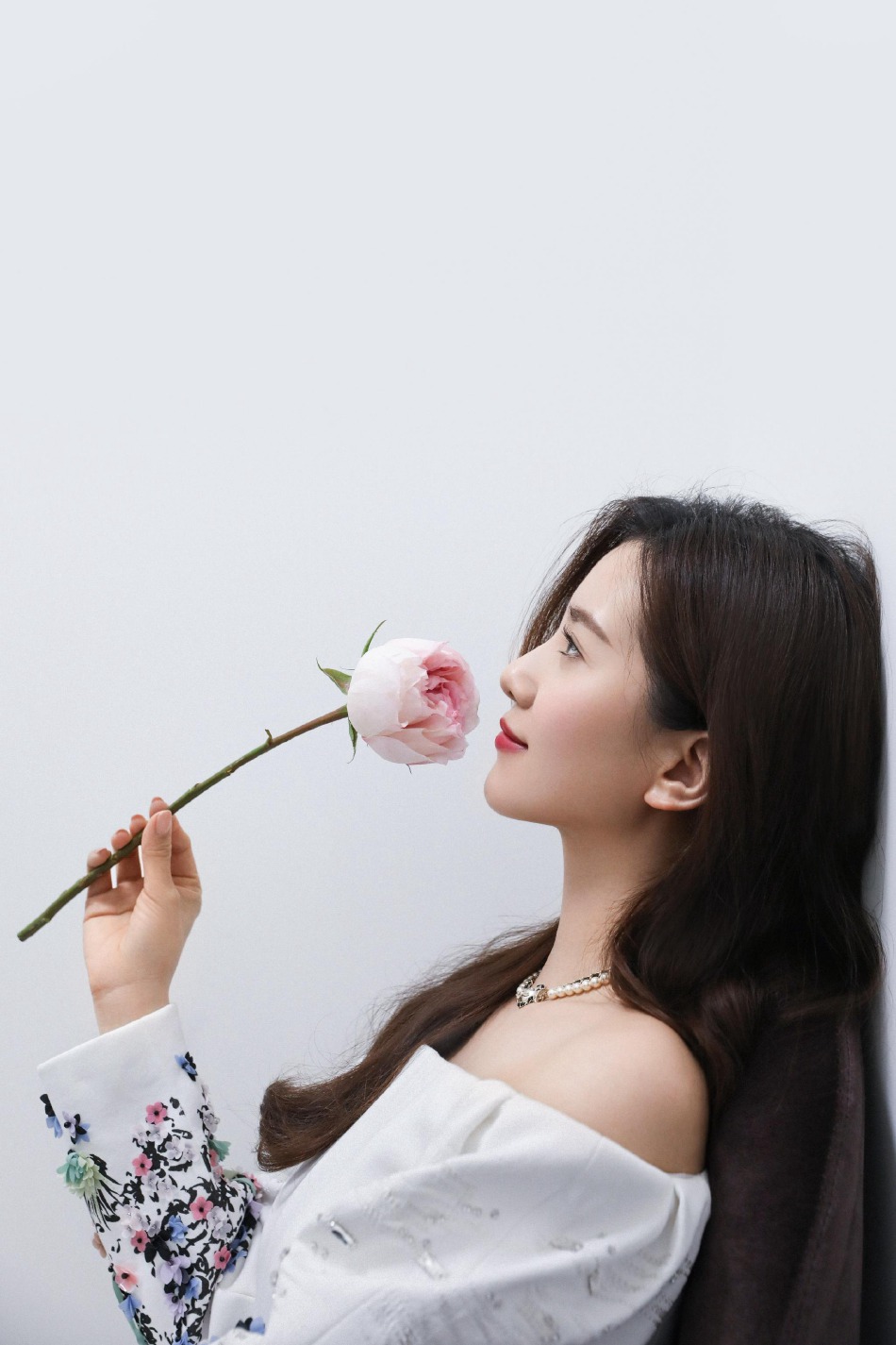 刘诗诗手持玫瑰花上演侧颜杀写真