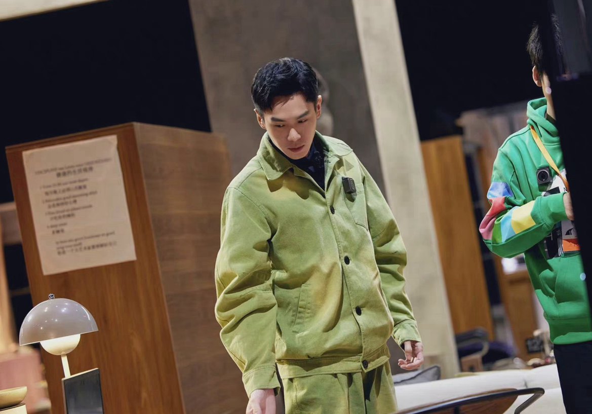 张若昀大侦探物业维修工造型穿出时尚范儿