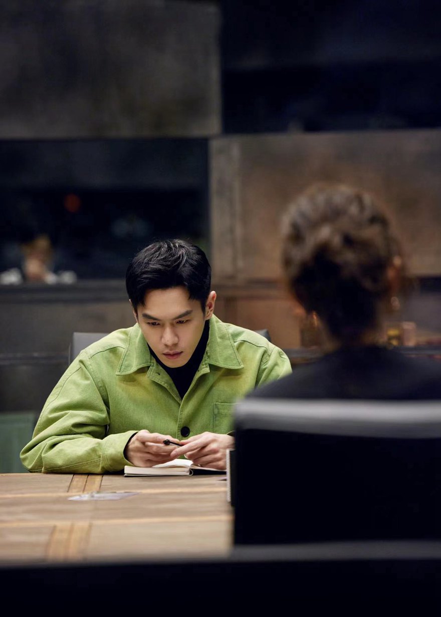 张若昀大侦探物业维修工造型穿出时尚范儿