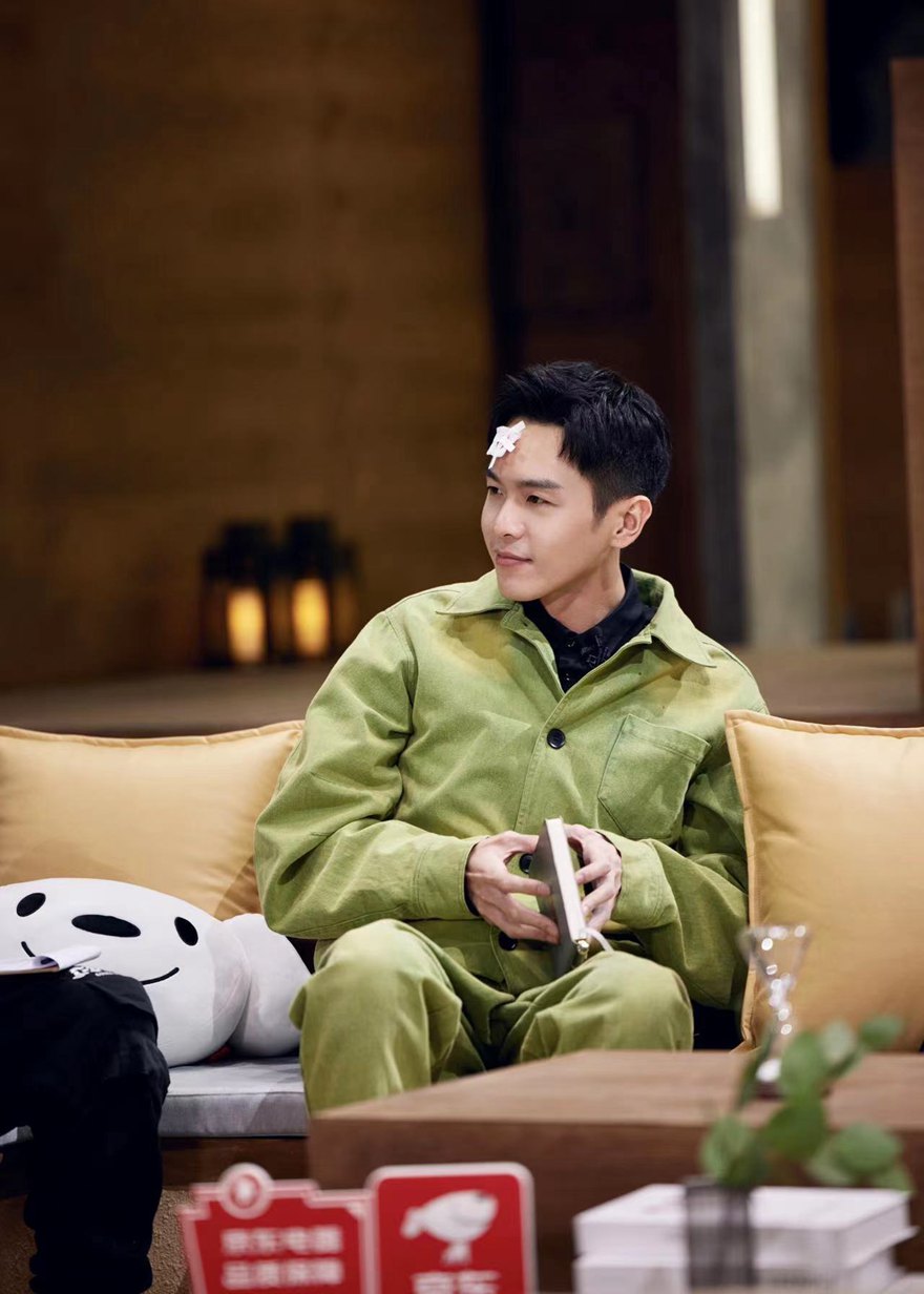 张若昀大侦探物业维修工造型穿出时尚范儿