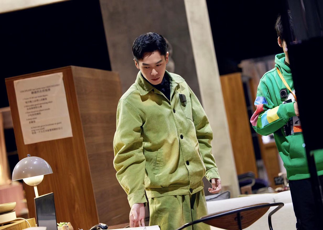 张若昀大侦探物业维修工造型穿出时尚范儿