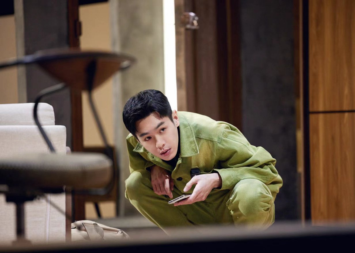 张若昀大侦探物业维修工造型穿出时尚范儿