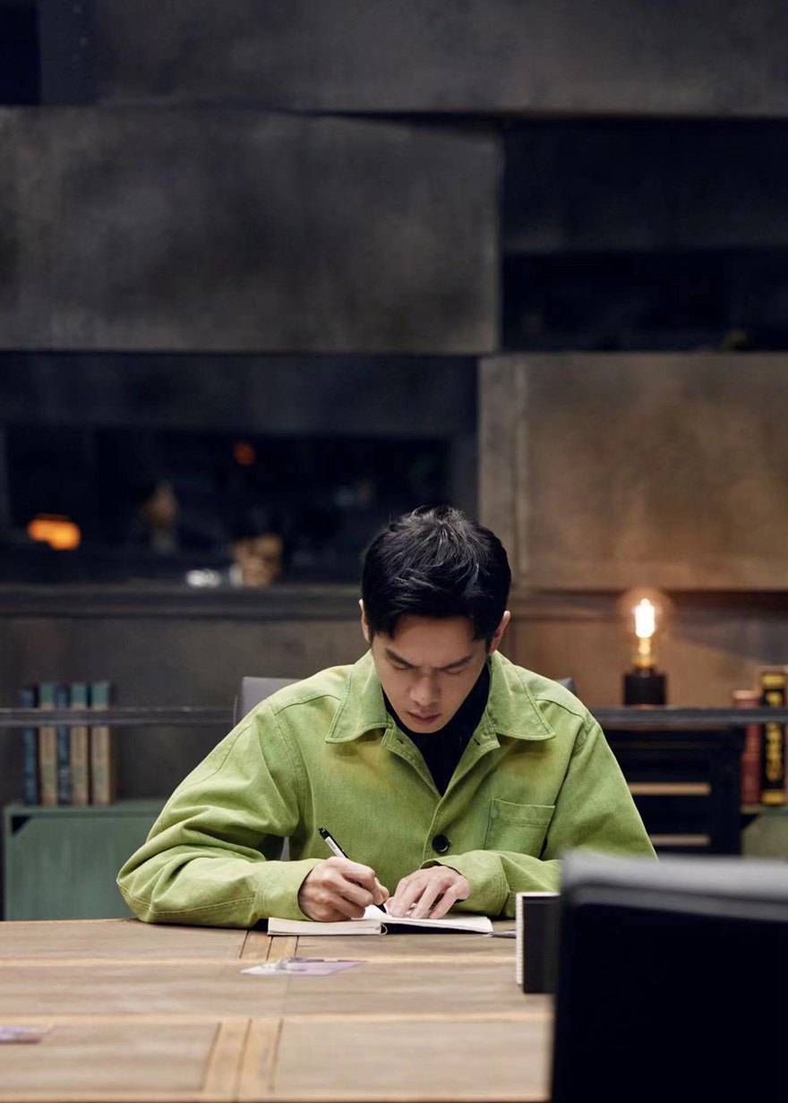 张若昀大侦探物业维修工造型穿出时尚范儿