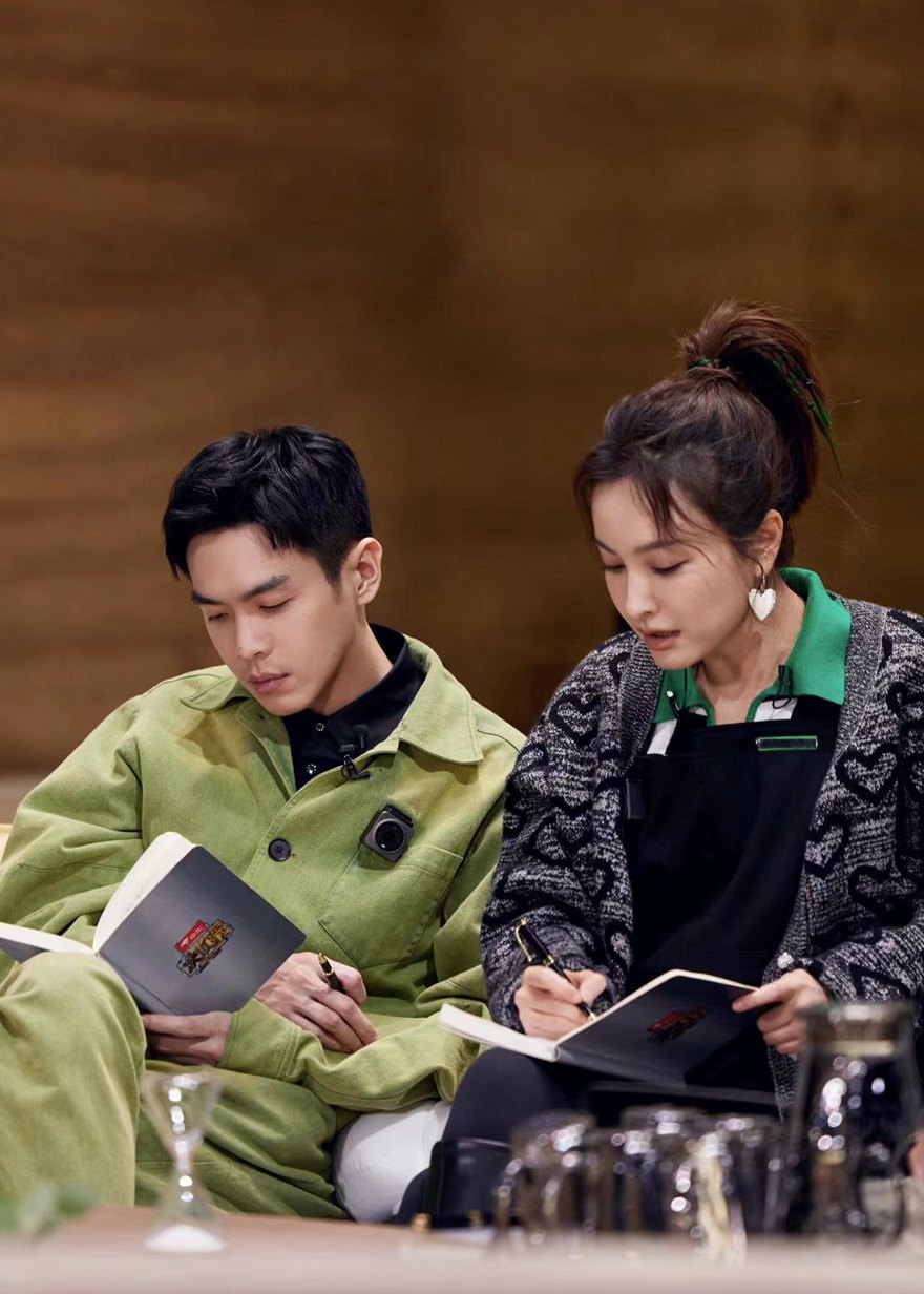 张若昀大侦探物业维修工造型穿出时尚范儿