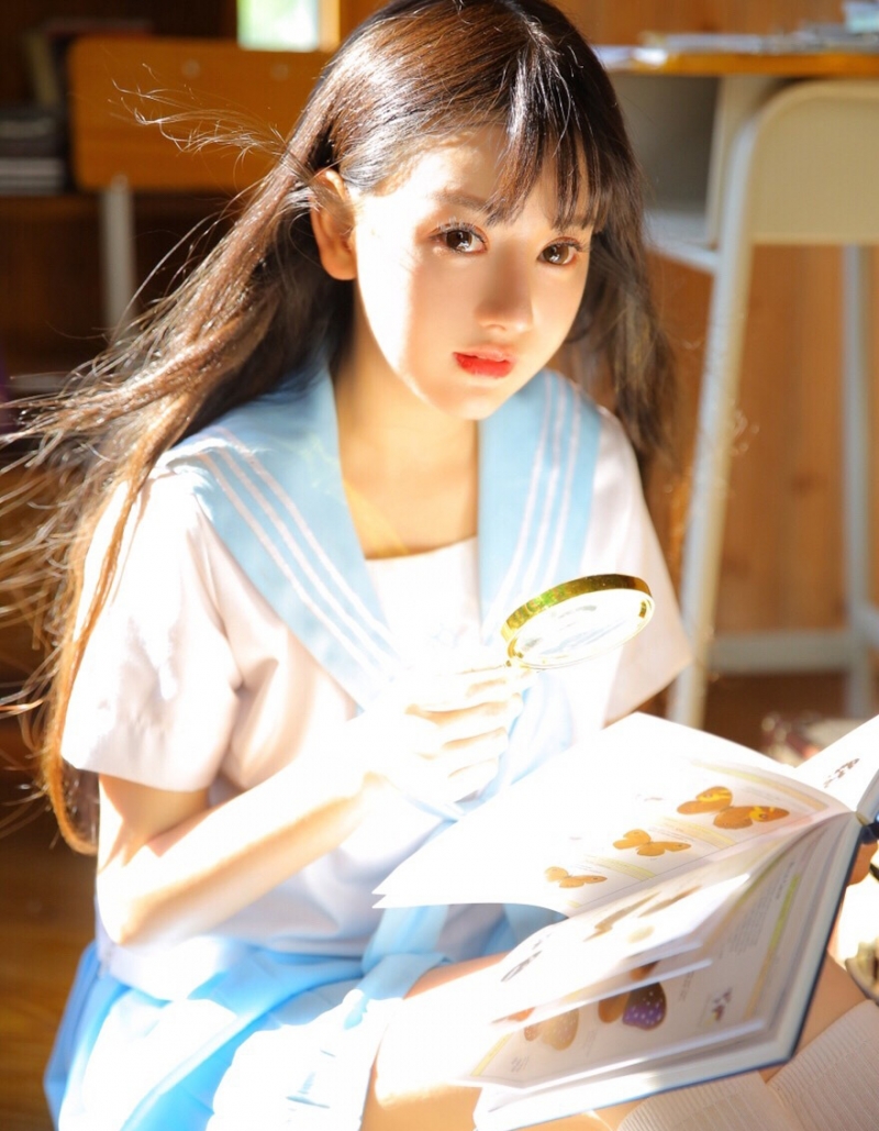 阳光下的制服美女白丝美腿图片