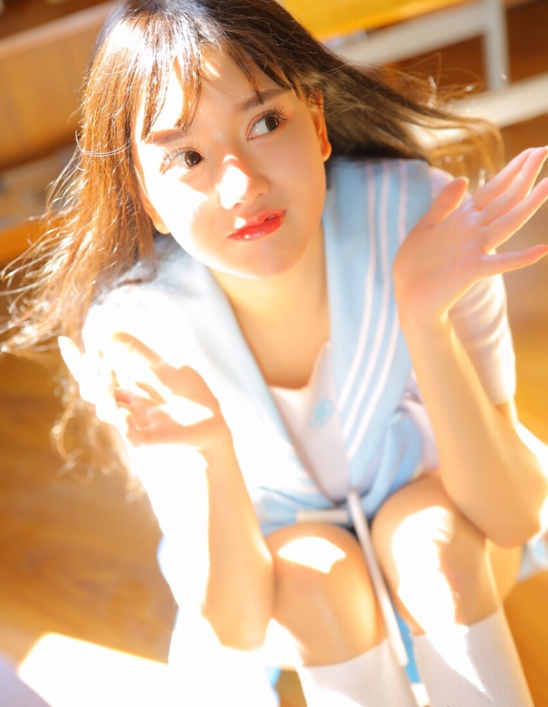 阳光下的制服美女白丝美腿图片