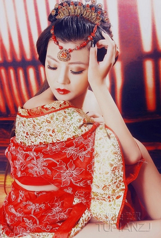 性感古典红衣女子图片 红唇诱惑迷人