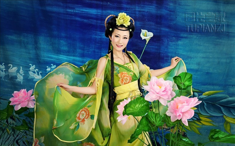 舞动的绿叶少女 古韵十足裙角飘飘