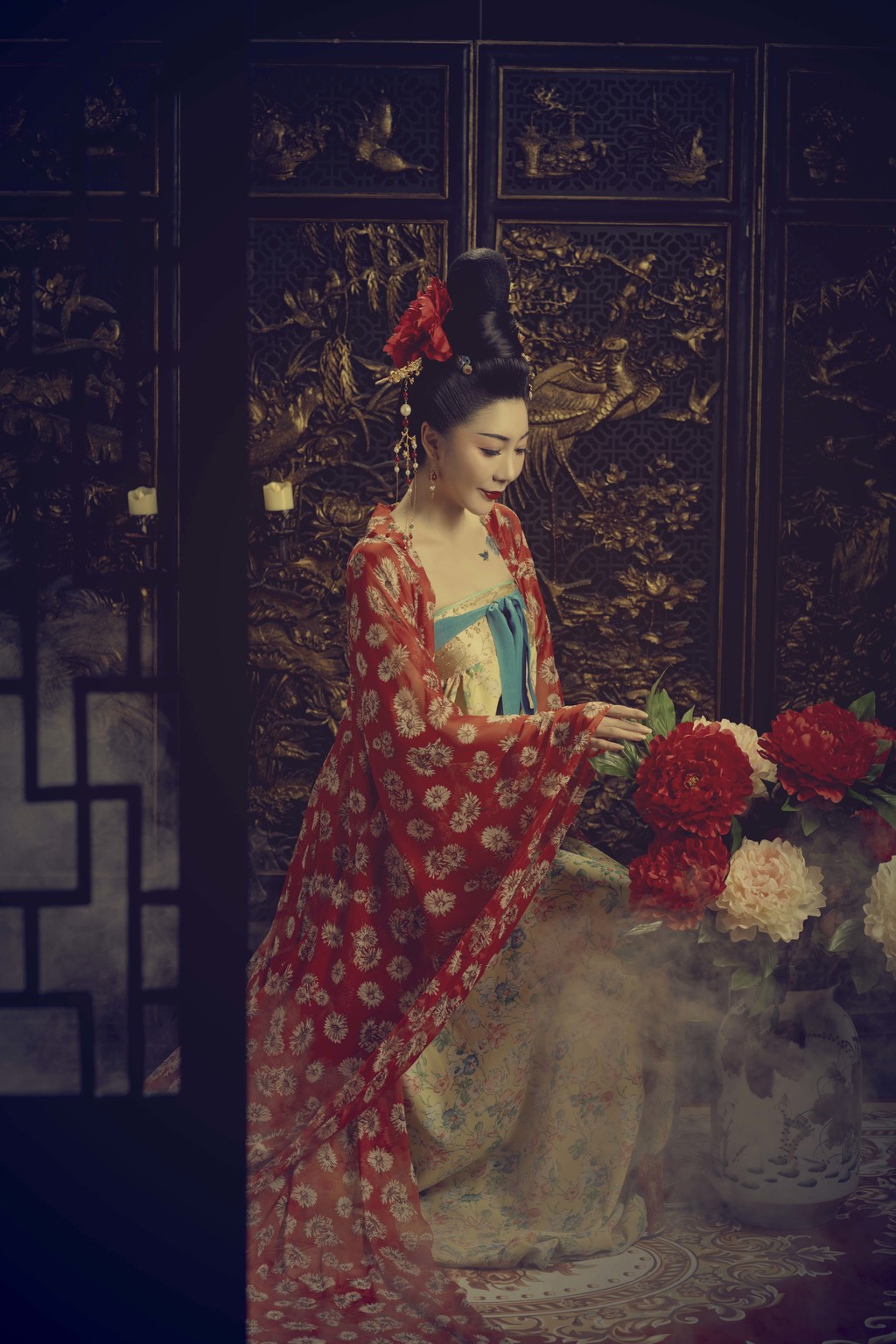 古装电视剧美女高盘发髻红衣罗裙妖娆身姿唯美写真