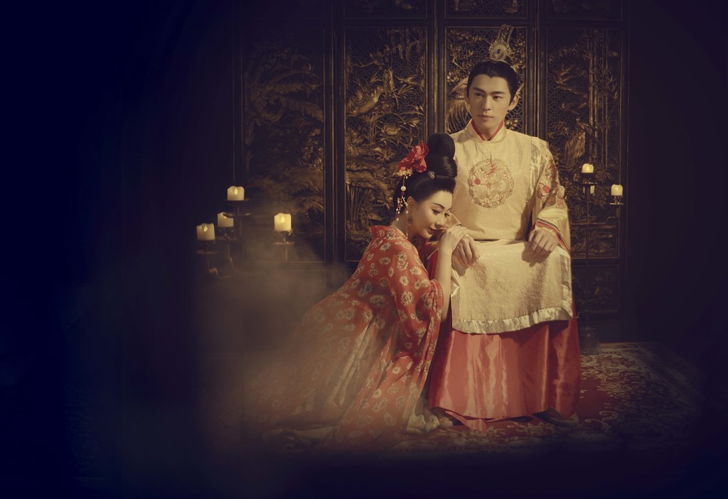 古装电视剧美女高盘发髻红衣罗裙妖娆身姿唯美写真