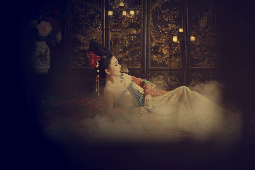 古装电视剧美女高盘发髻红衣罗裙妖娆身姿唯美写真