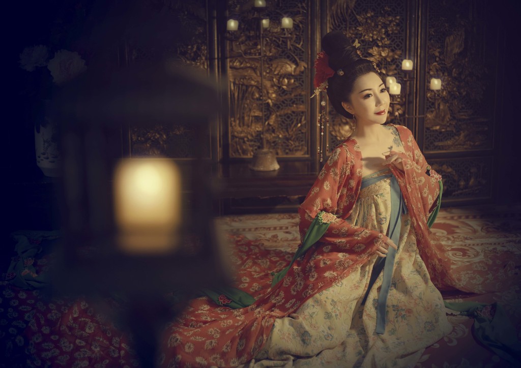 古装电视剧美女高盘发髻红衣罗裙妖娆身姿唯美写真