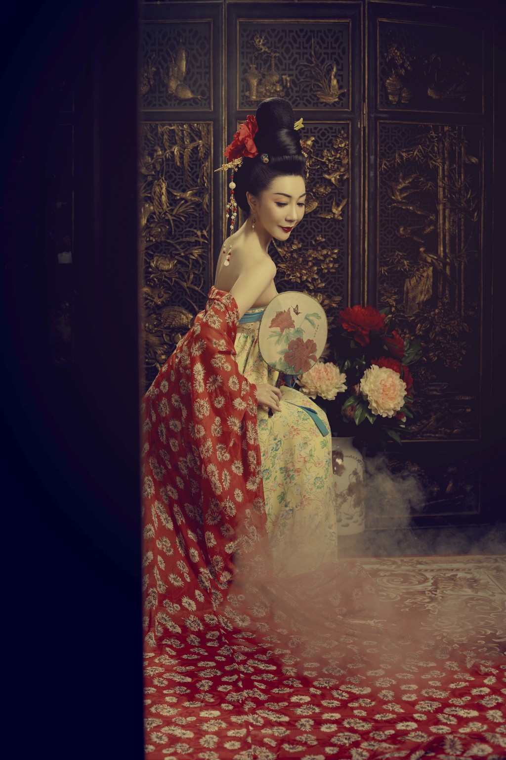 古装电视剧美女高盘发髻红衣罗裙妖娆身姿唯美写真