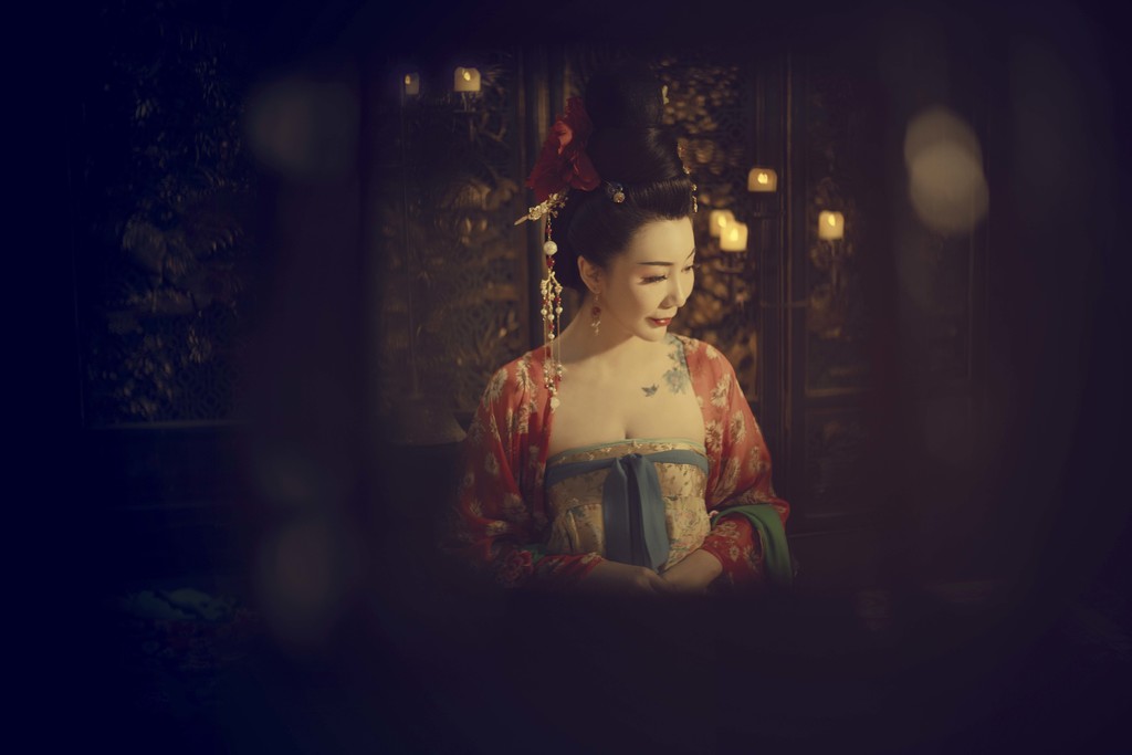 古装电视剧美女高盘发髻红衣罗裙妖娆身姿唯美写真