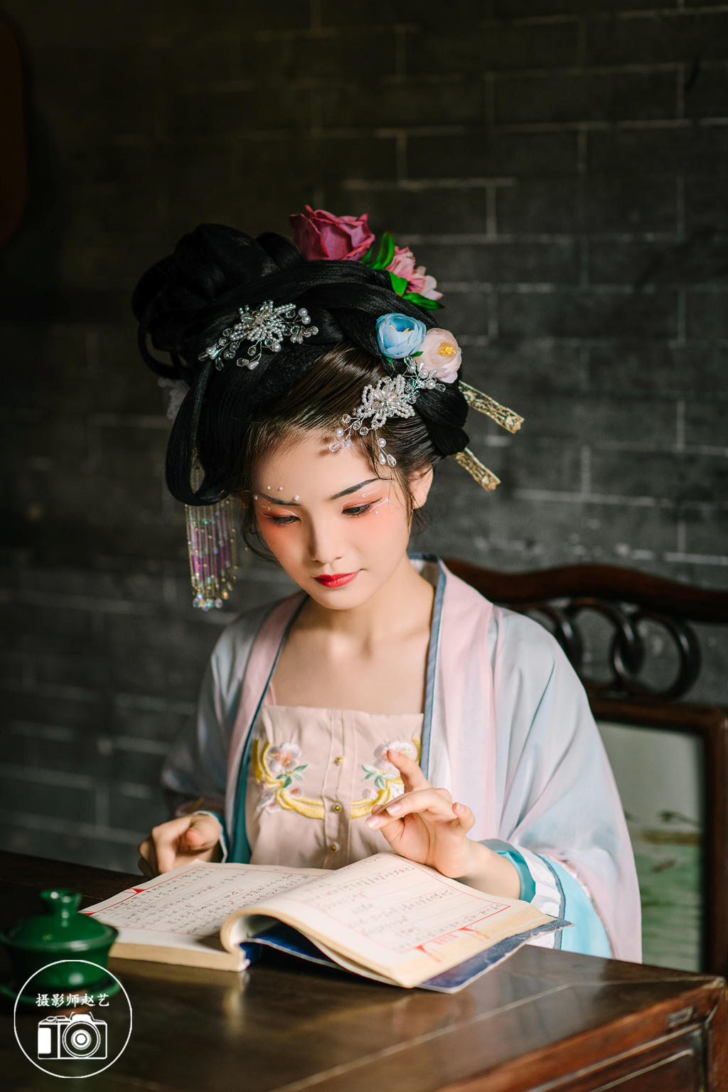 园林中的汉服少女娇小玲珑图片