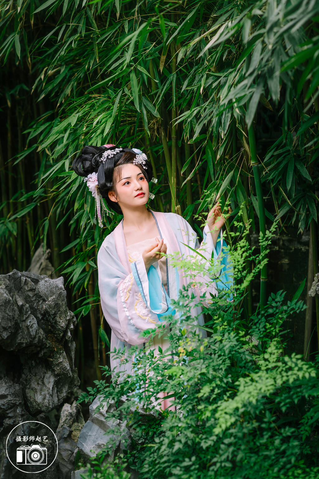 园林中的汉服少女娇小玲珑图片