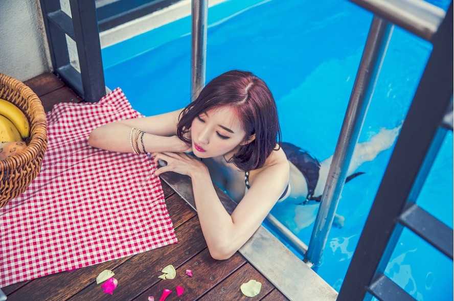 短发美女酒店泳装写真