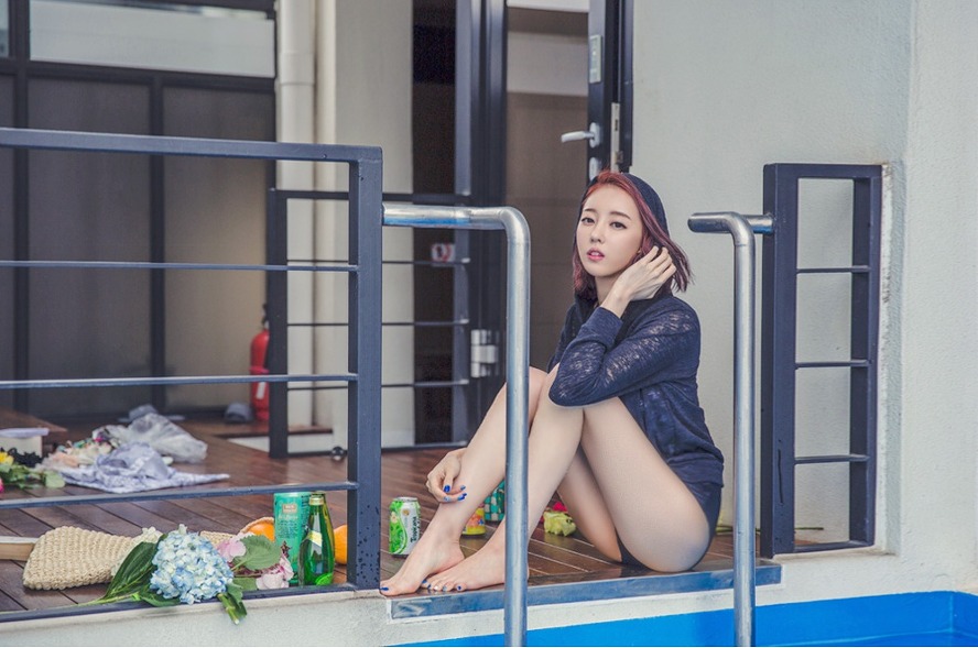 短发美女酒店泳装写真