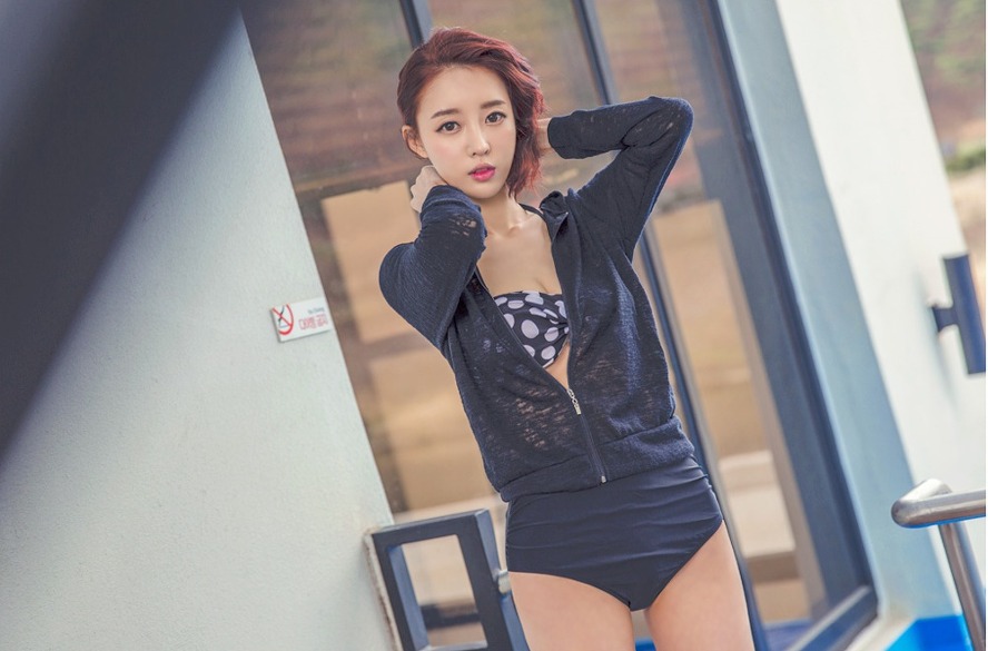 短发美女酒店泳装写真