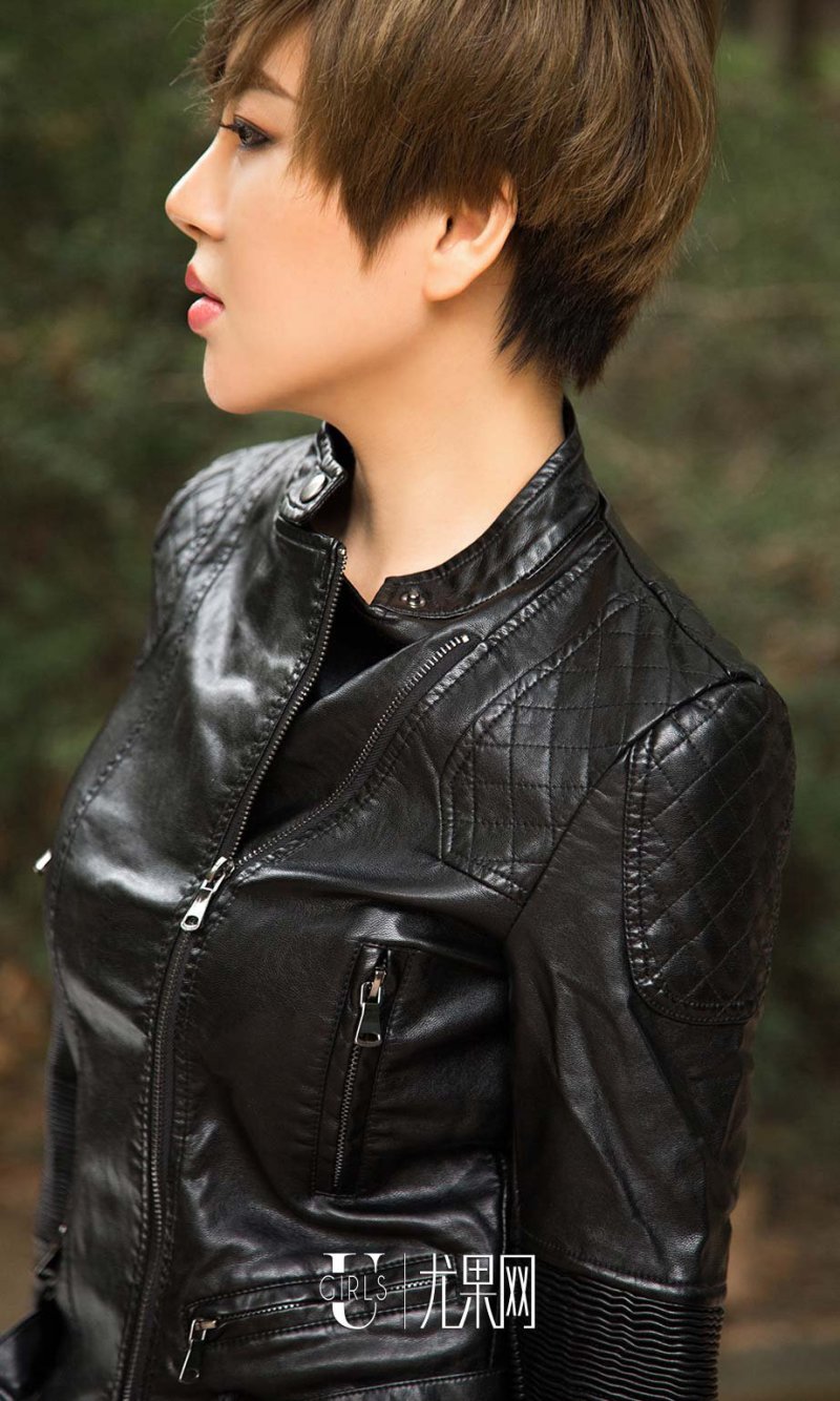 翘臀短发嫩模干净飒爽大胆性感诱惑写真