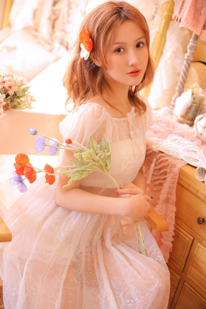 极品美人娇羞明媚私拍写真