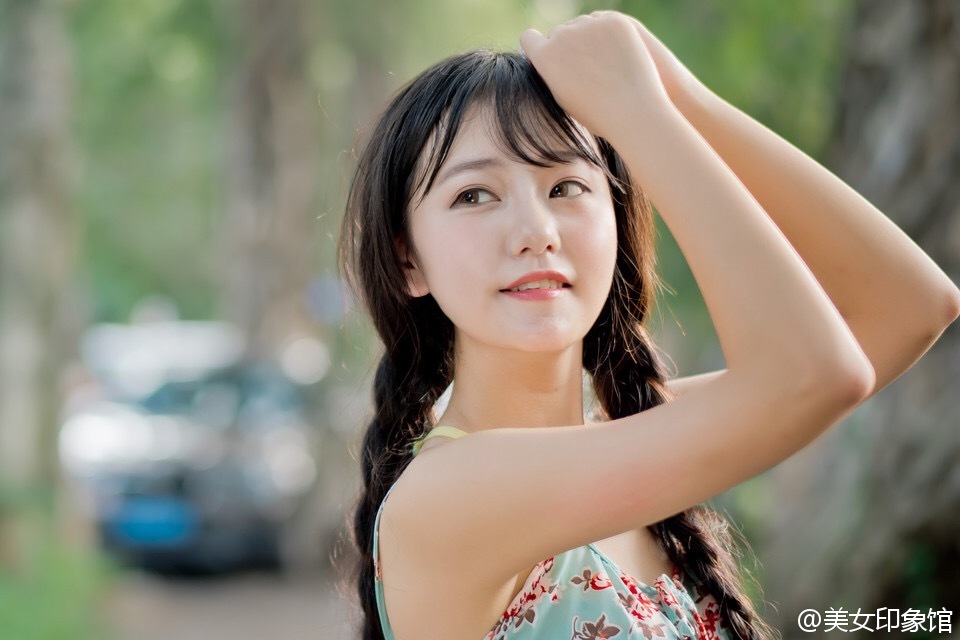 穿碎花短裙的双马尾长辫女孩