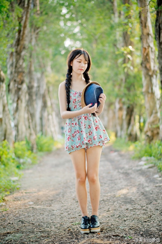 穿碎花短裙的双马尾长辫女孩