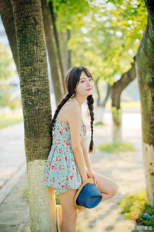 穿碎花短裙的双马尾长辫女孩
