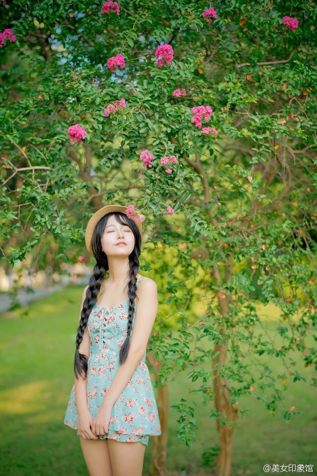 穿碎花短裙的双马尾长辫女孩