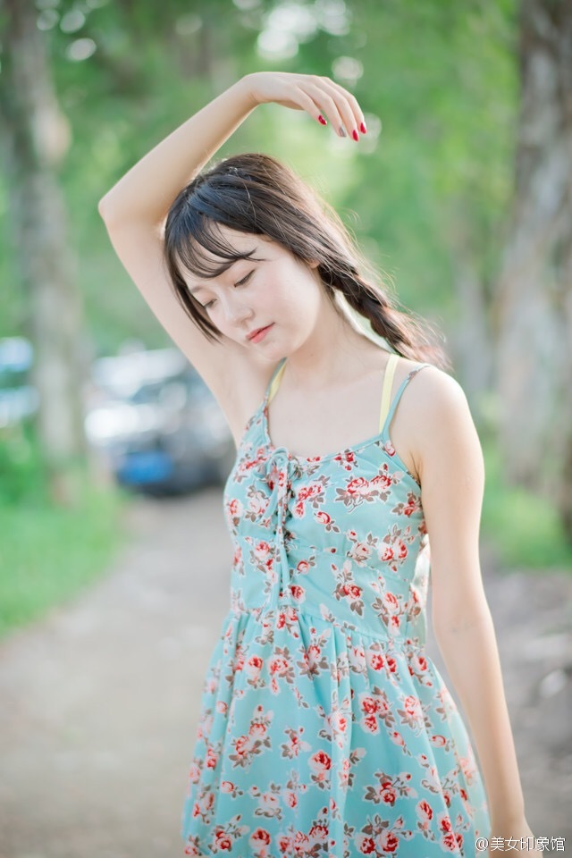 穿碎花短裙的双马尾长辫女孩