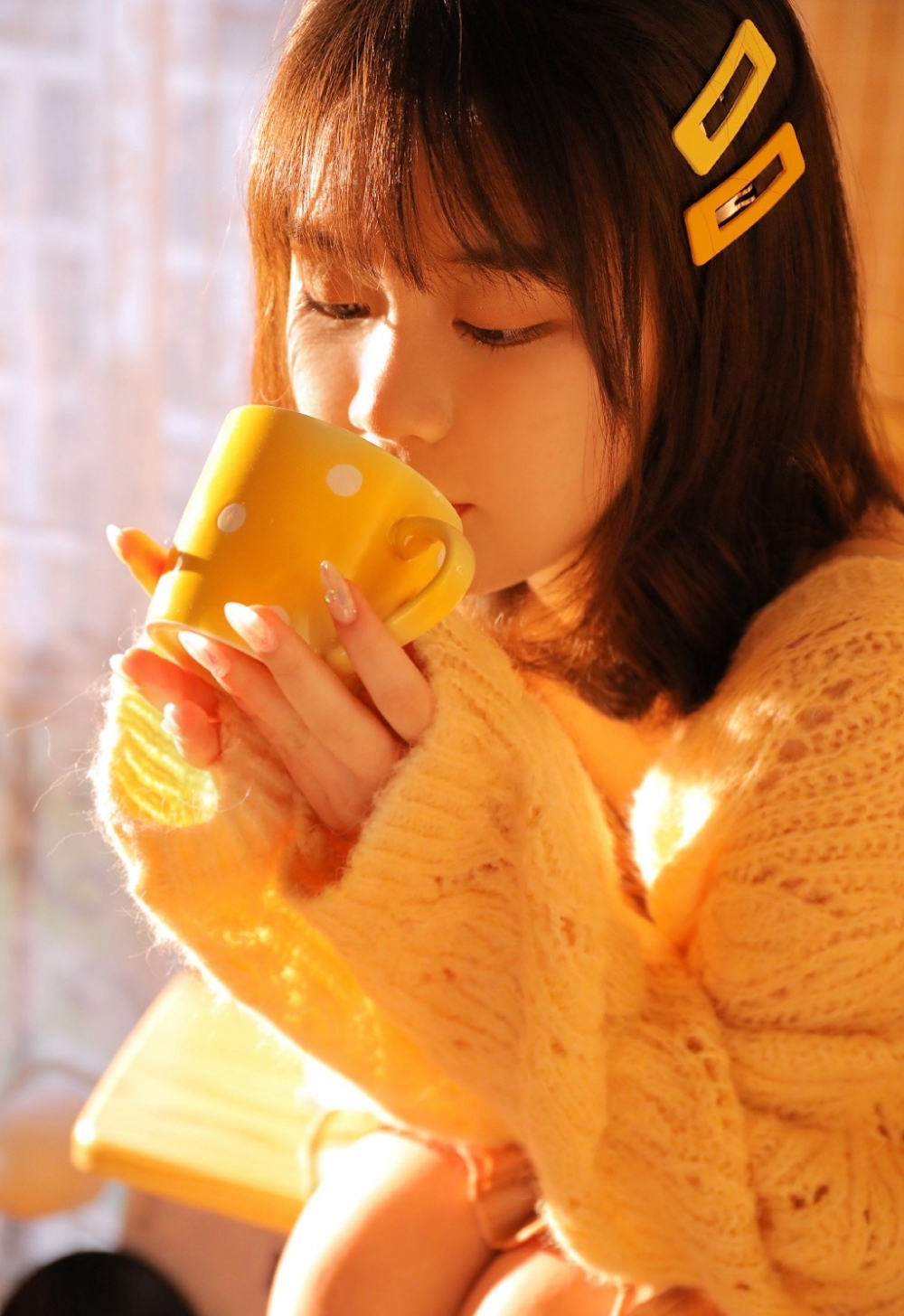 漂亮可爱的娃娃脸美女阳光下清丽动人唯美写真摄影