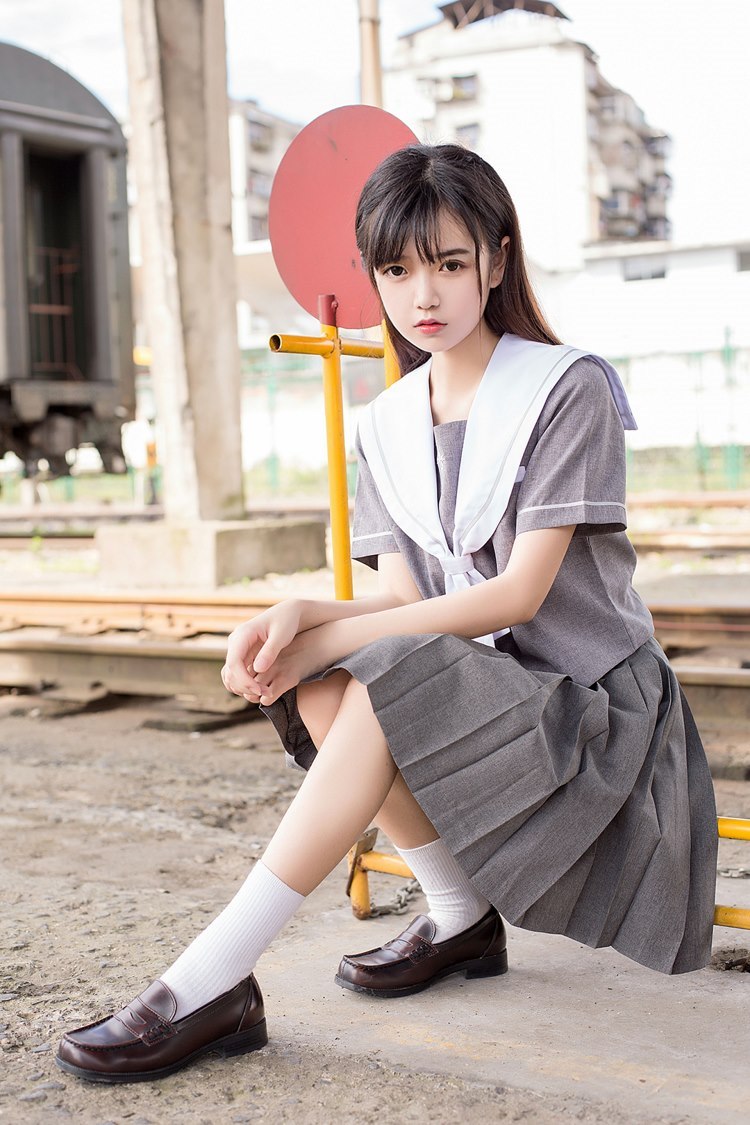 户外车轨道上的美少女日系清纯水手服可爱养眼写真