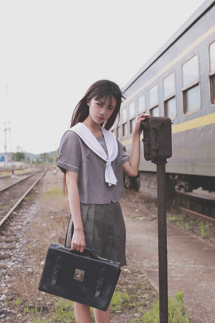户外车轨道上的美少女日系清纯水手服可爱养眼写真