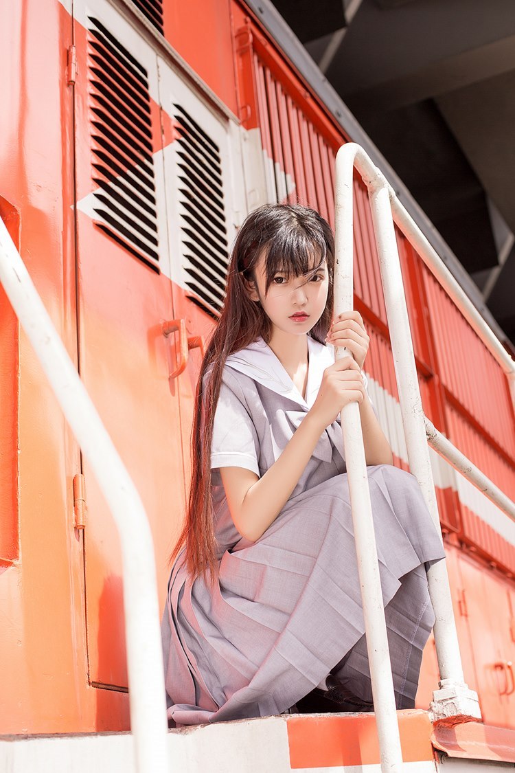 户外车轨道上的美少女日系清纯水手服可爱养眼写真