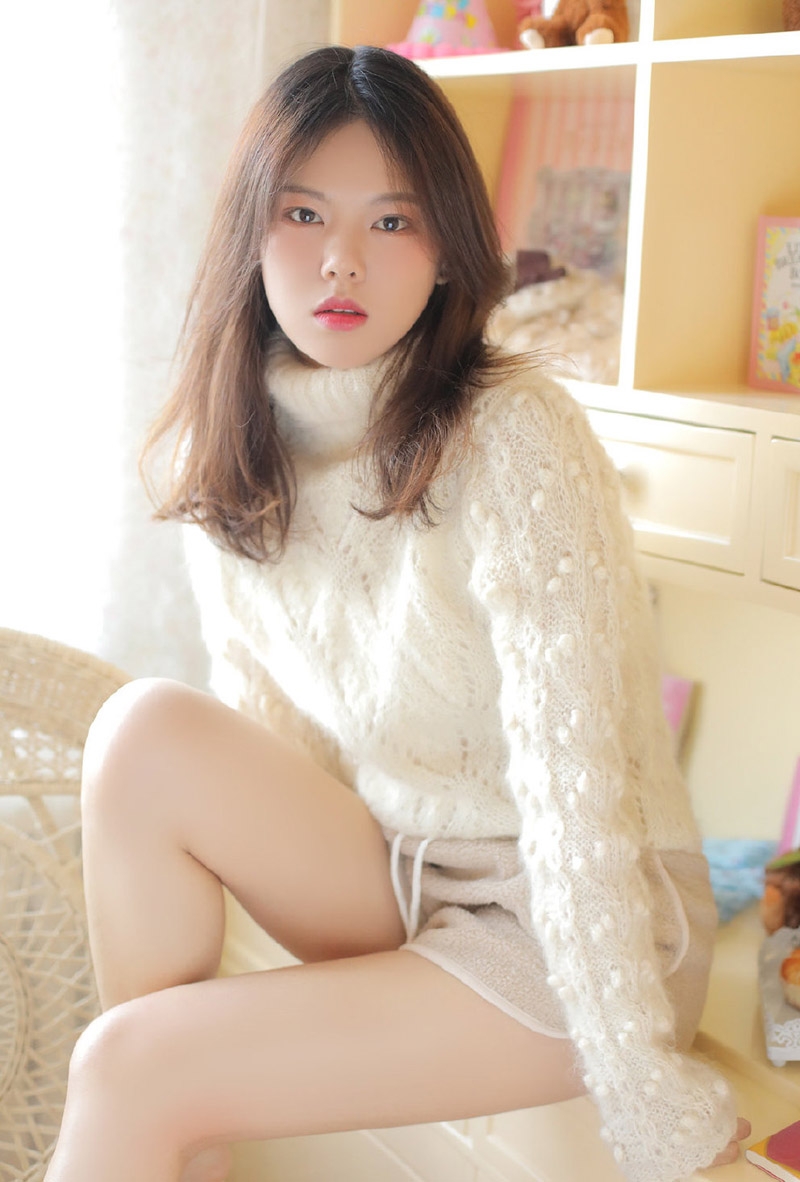 毛衣美女长发披肩温柔动人写真