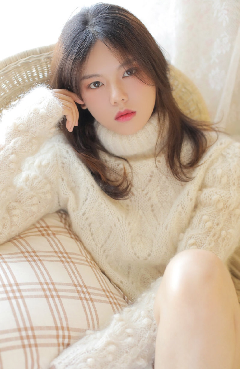 毛衣美女长发披肩温柔动人写真